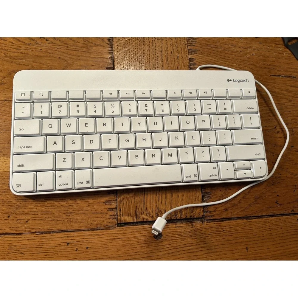 EUC Logitech Wired Keyboard for iPad - Lightning Connector